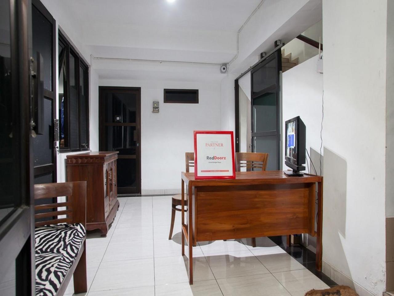 Reddoorz Syariah Near Dbl Arena 2 Hotel Surabaya Exterior photo